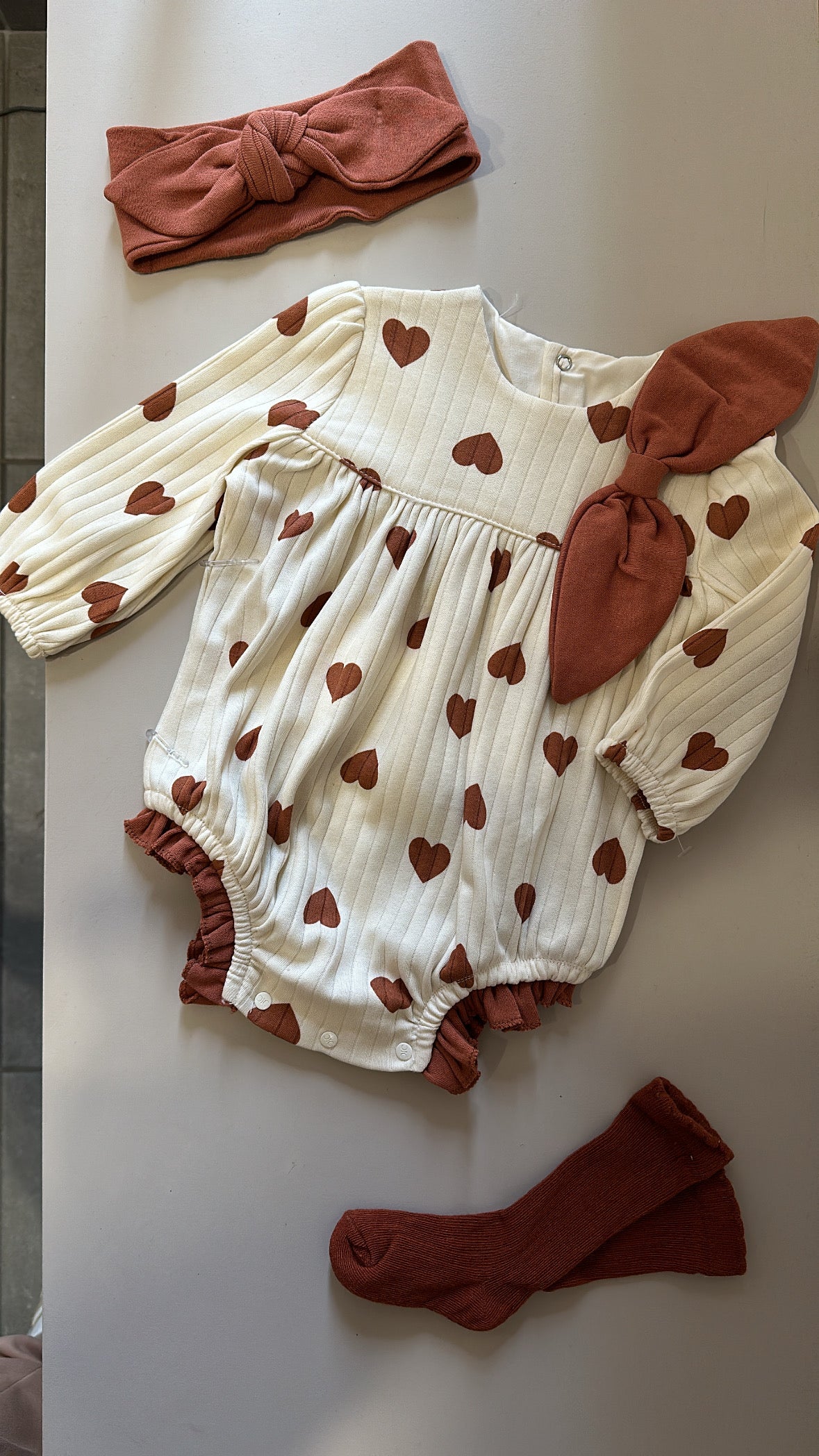 Pagliaccetto CUORI 3-12M - MARRONE