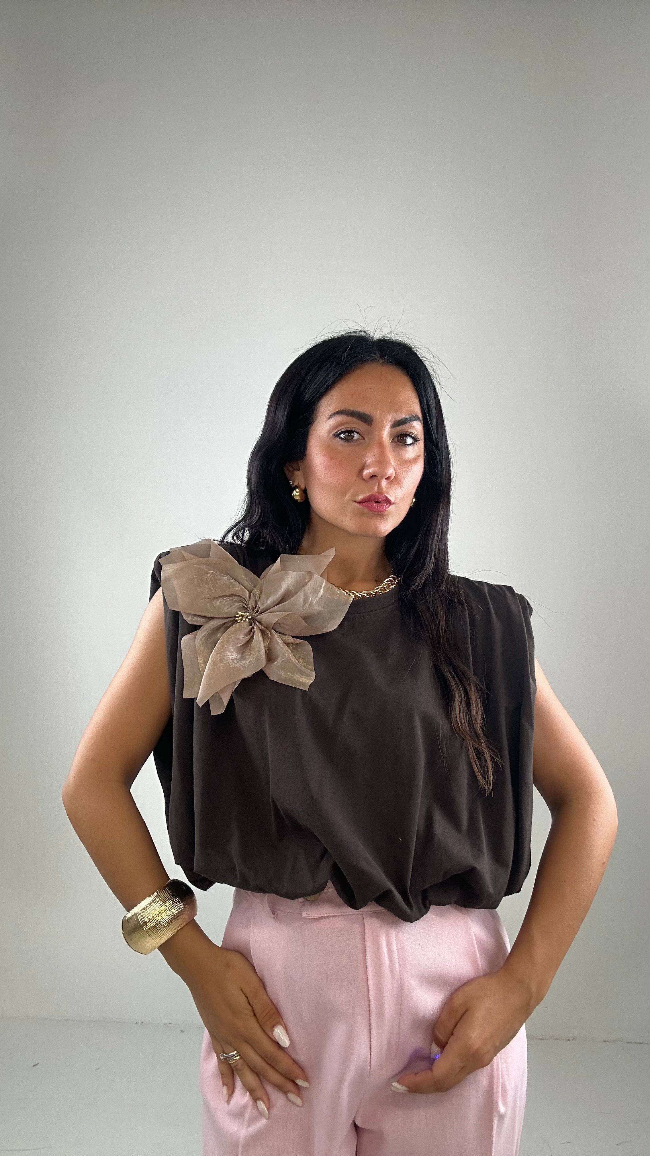 T-shirt CROP CON SPILLA - MARRONE