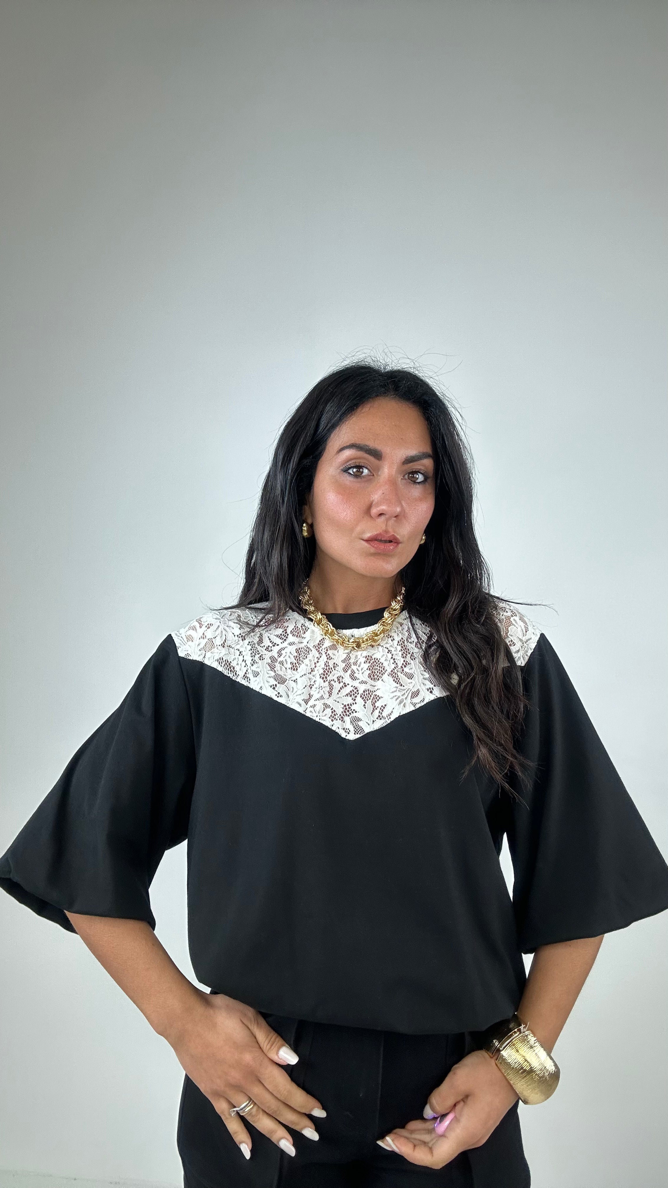 T-shirt CROP CON PIZZO - NERO