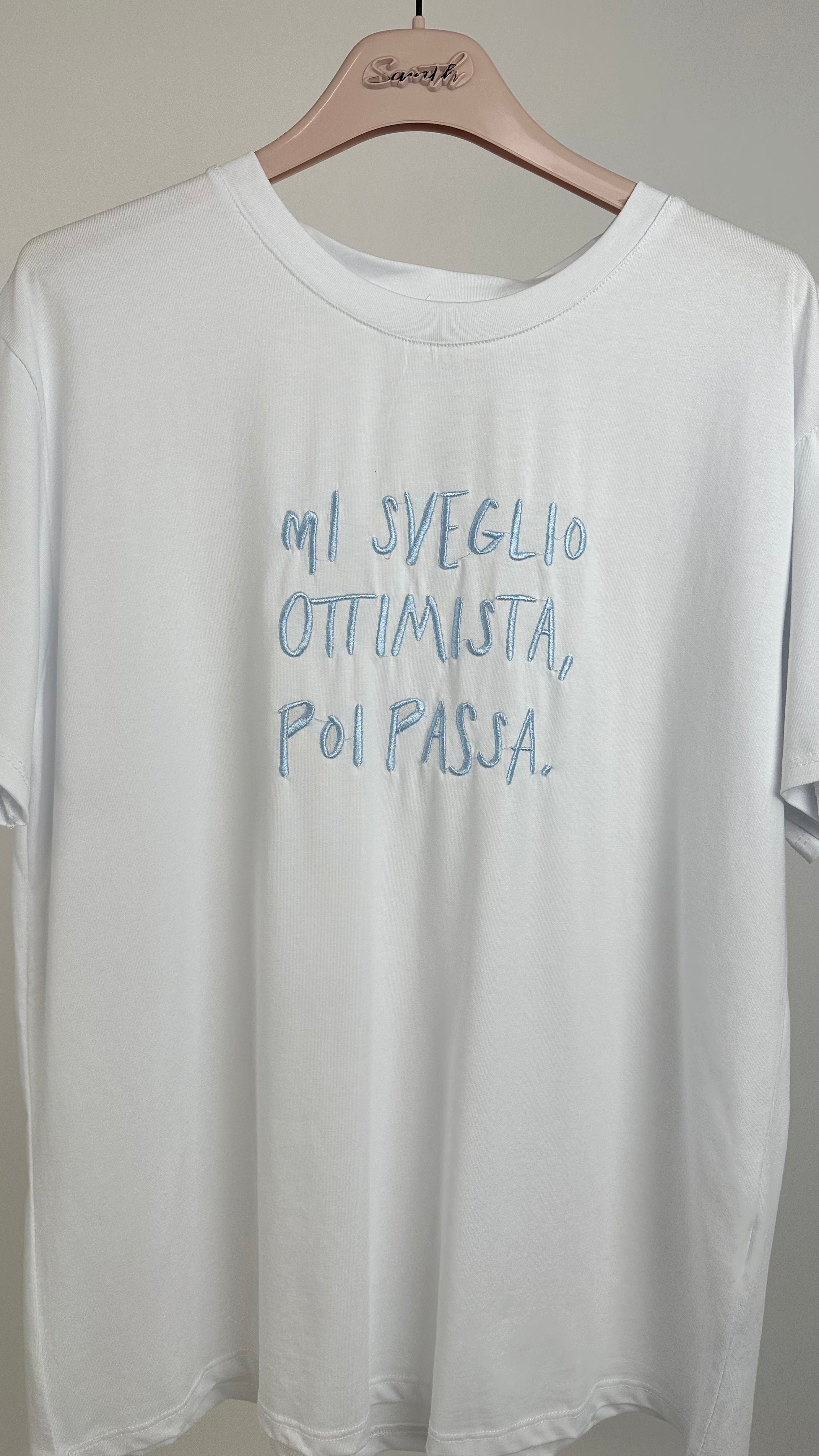 T-shirt MI SVEGLIO OTTIMISTA POI PASSA - CELESTE