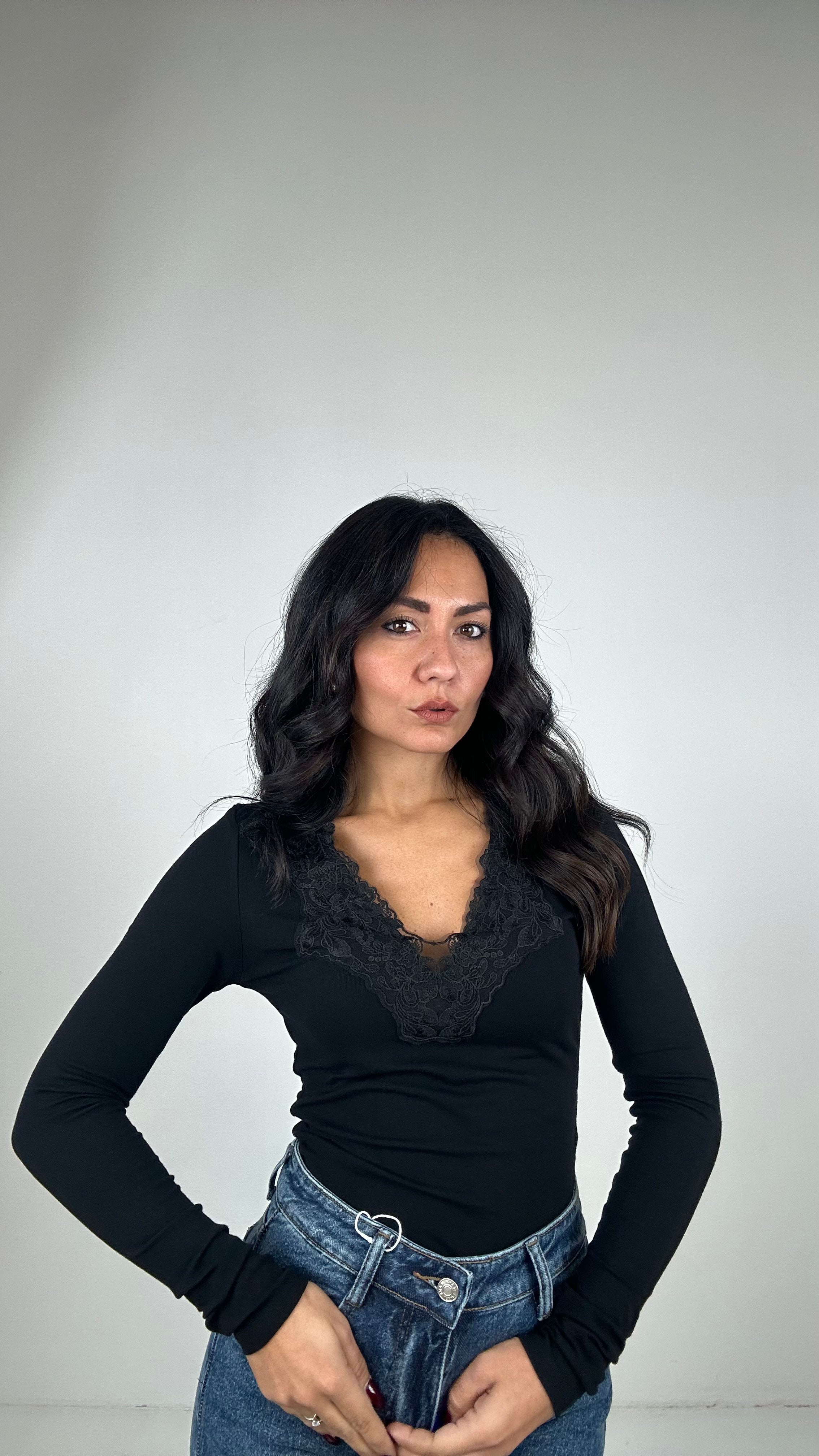 Maglia V CON PIZZO - NERO