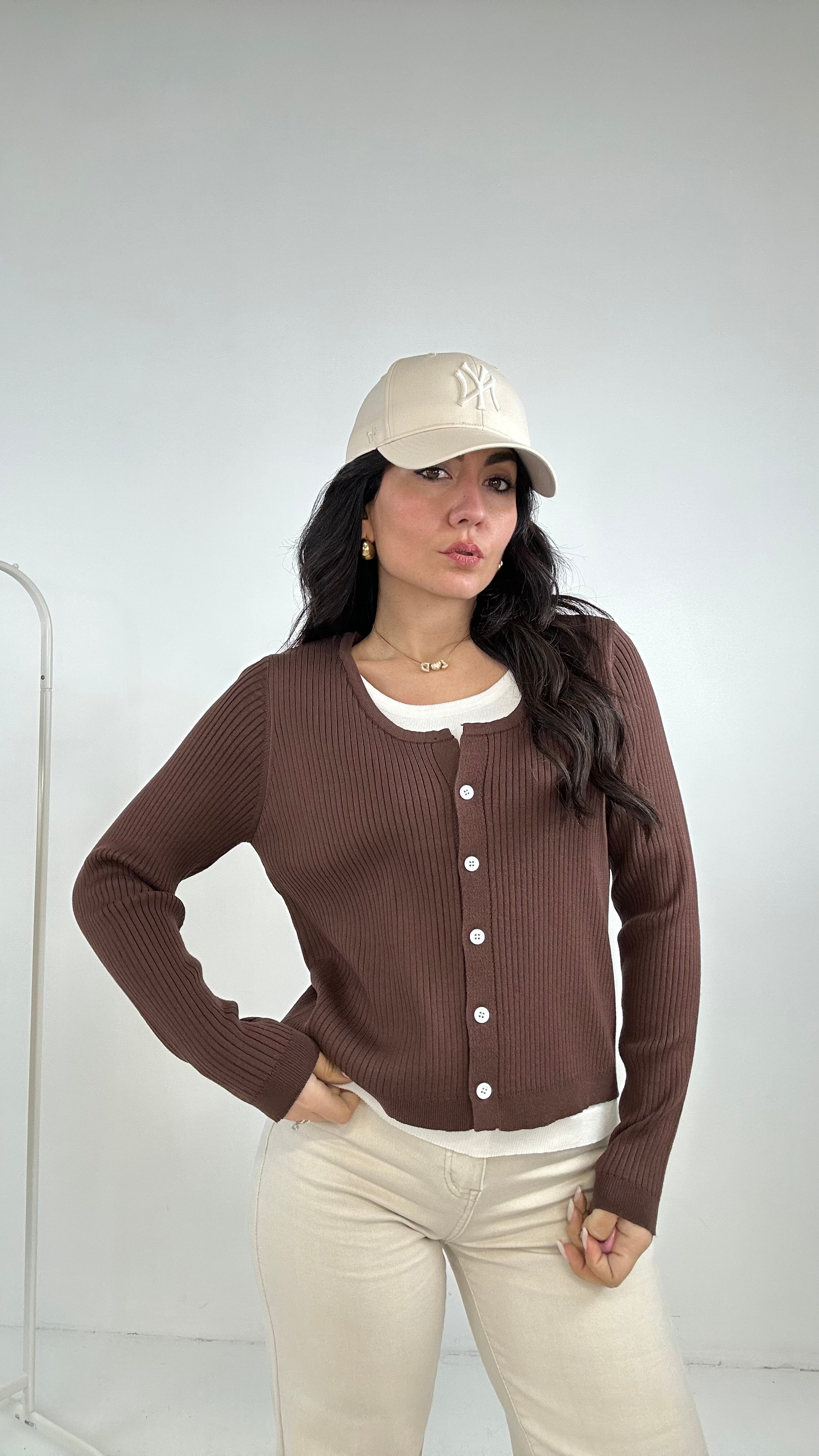 Pull FINTA CANOTTA E BOTTONCINI - MARRONE
