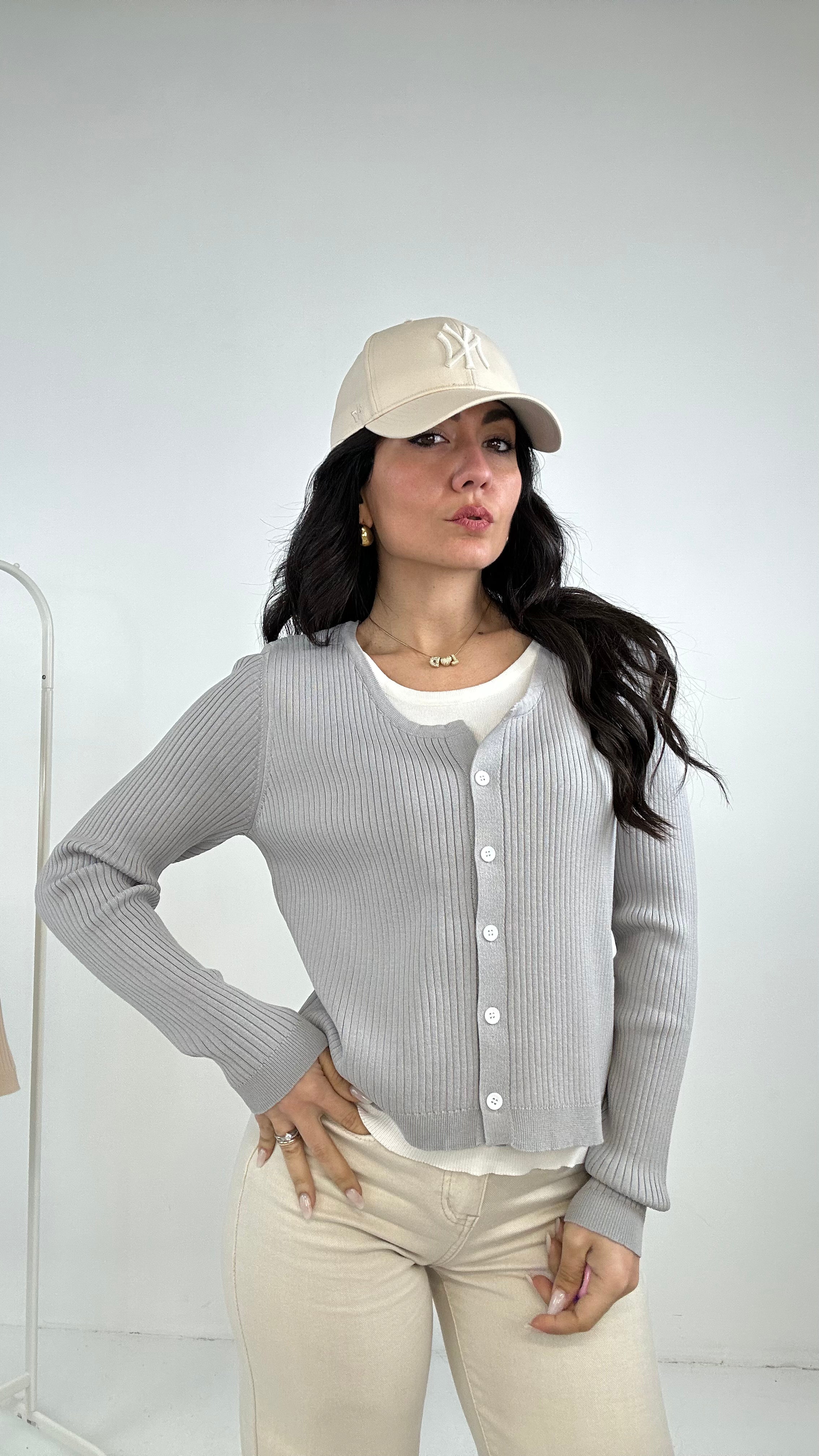 Pull FINTA CANOTTA E BOTTONCINI - GRIGIO