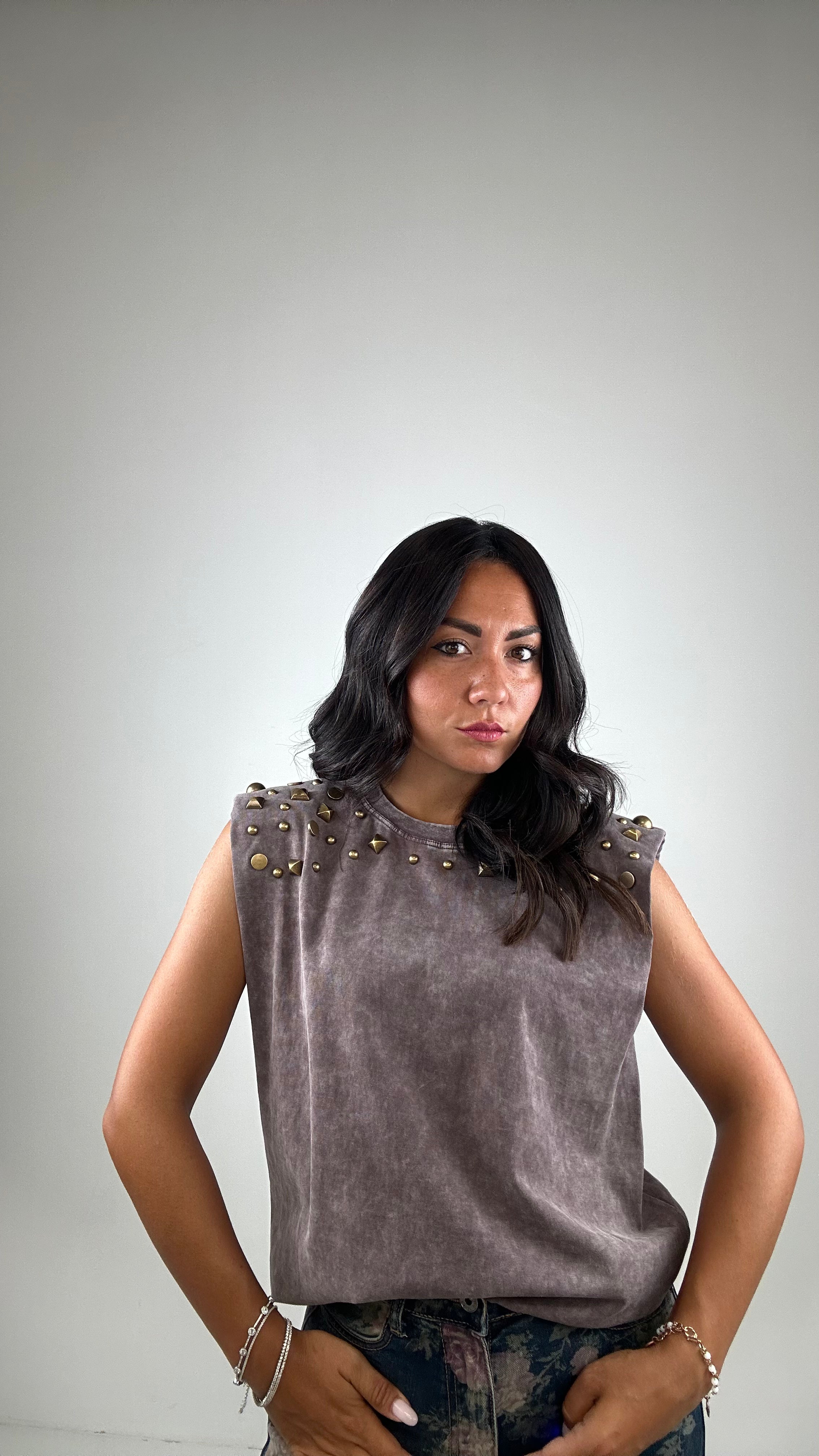 T-shirt CON BORCHIE SPALLINA - MARRONE