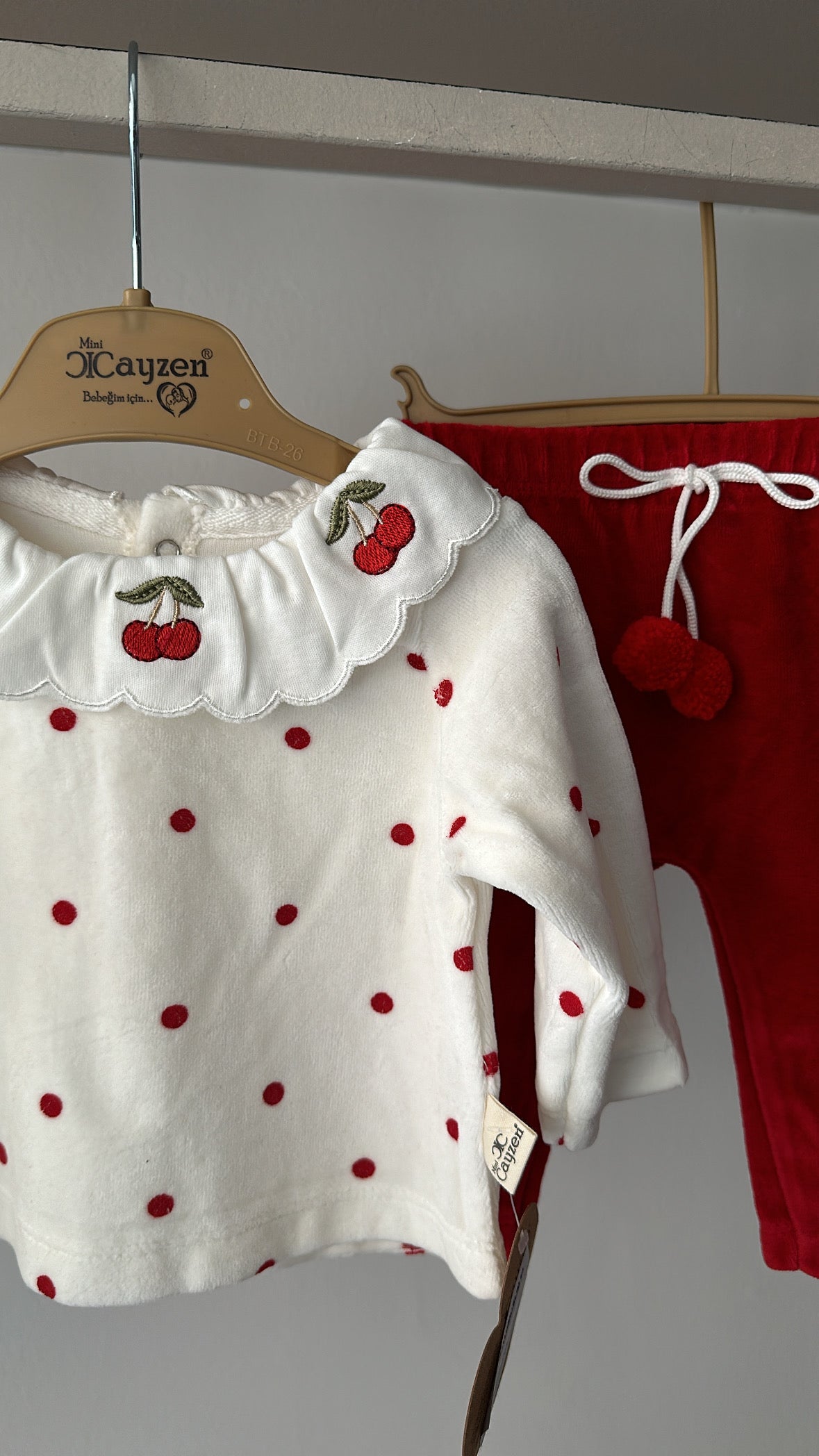 Completo CON CIGLIEGIE 3-18M - PANNA