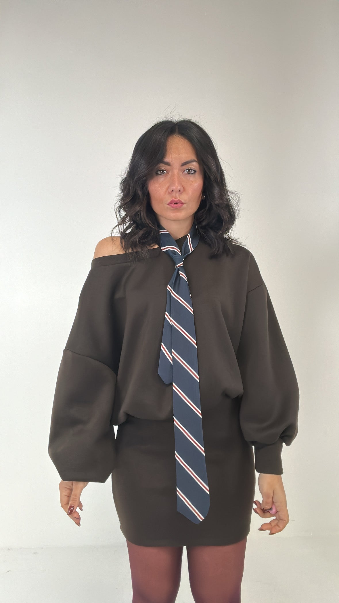 Vestito IN FELPA CON CRAVATTA - MARRONE