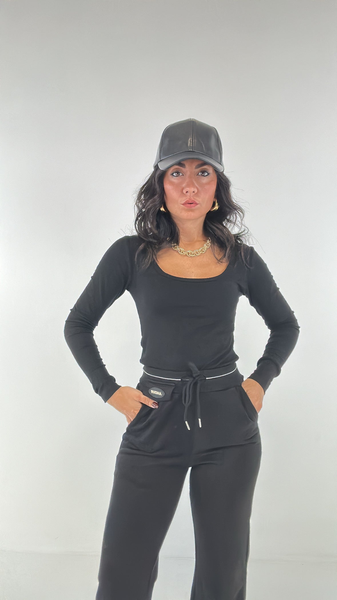 Maglia SCOLLO TONDO LUNGA - NERO