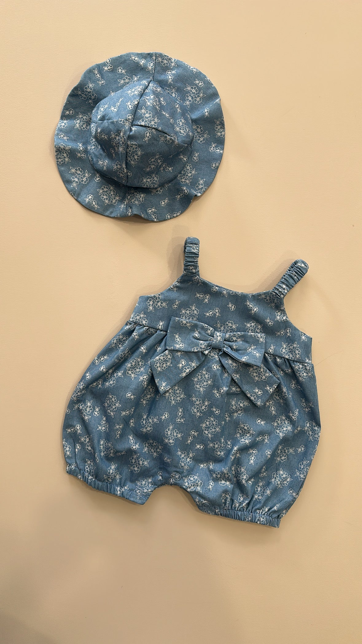 Pagliaccetto in JEANS CON CAPPELLO 3-18M - CHIARO