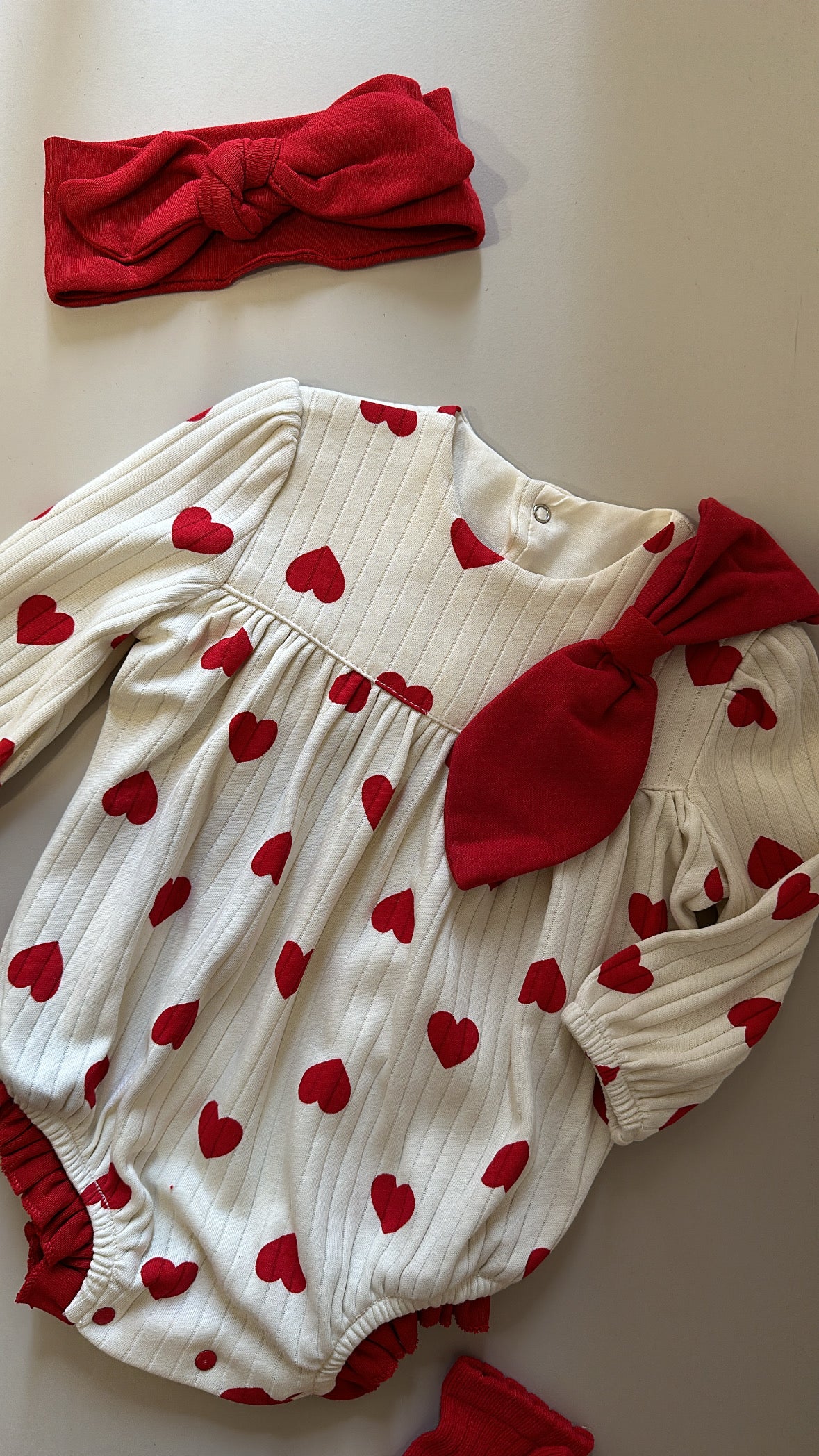 Pagliaccetto CUORI 3-12M - ROSSO