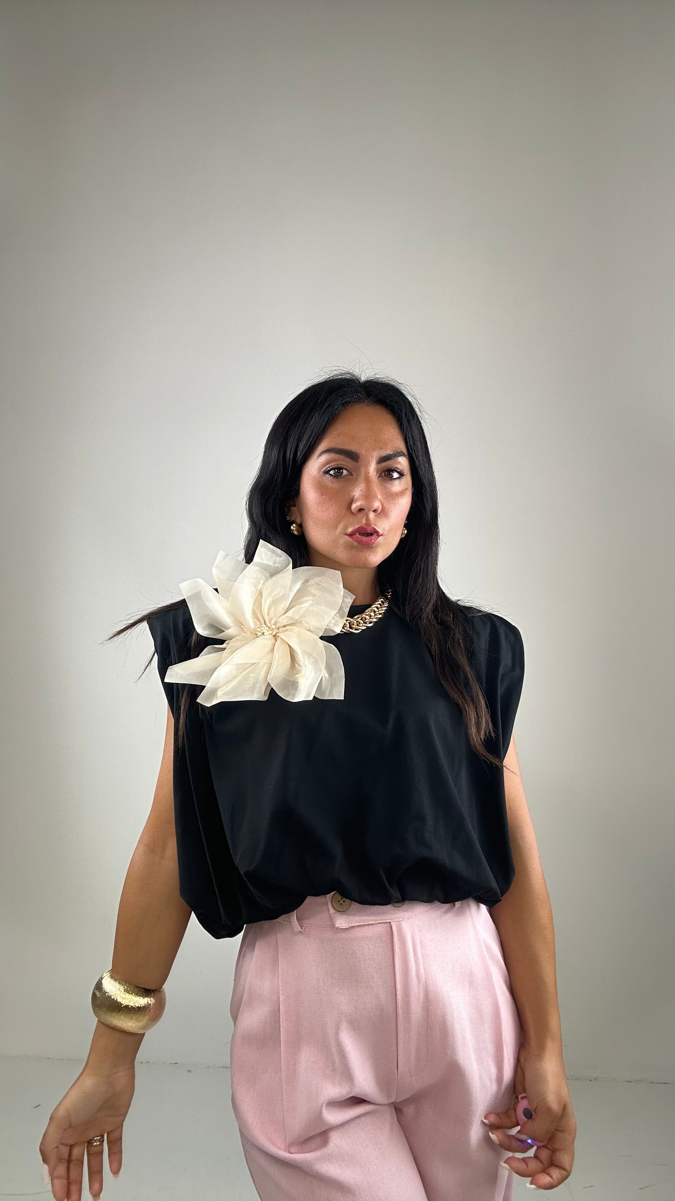 T-shirt CROP CON SPILLA - NERO