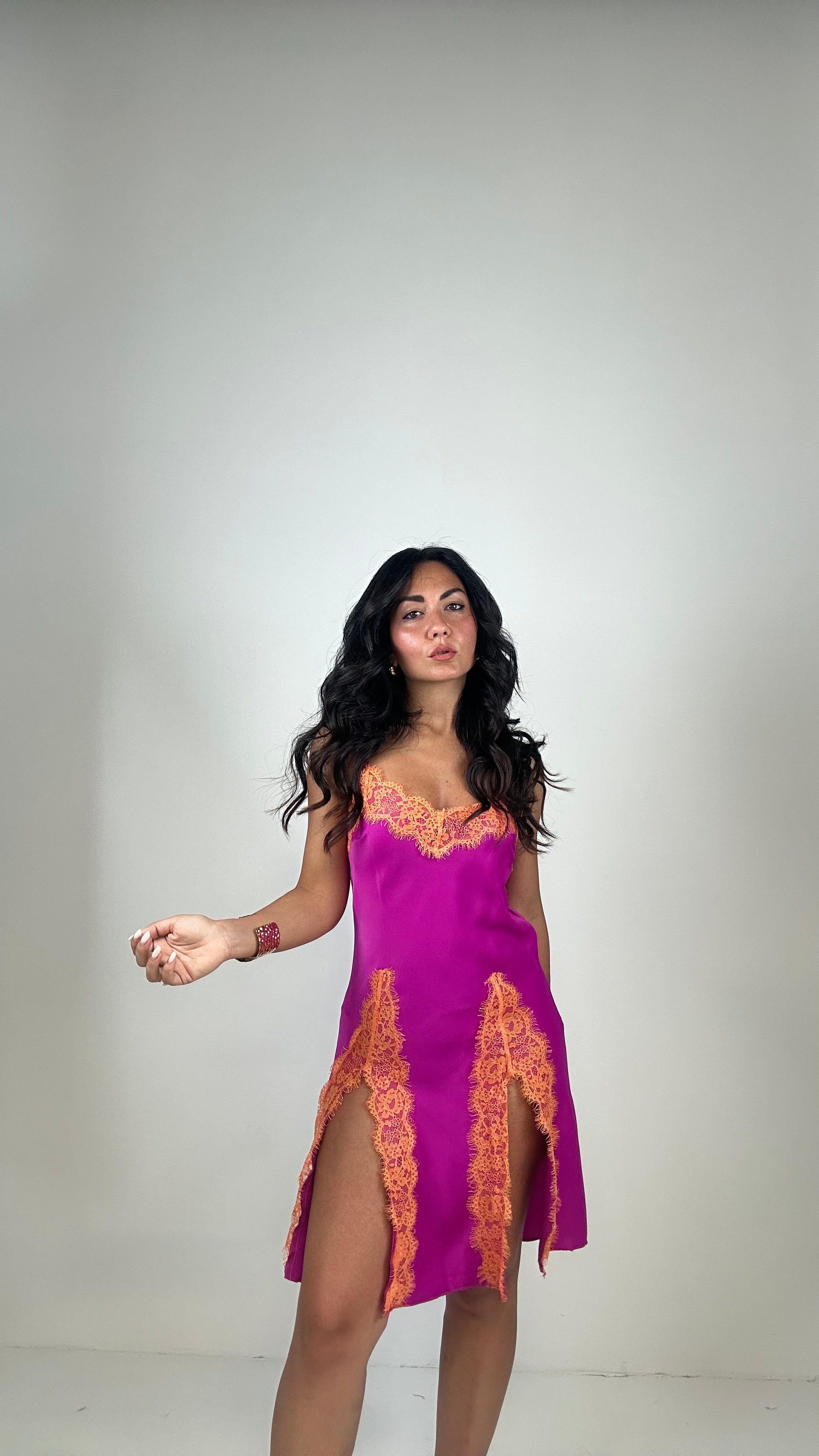 Abito SATIN CON SPACCHI IN PIZZO - MAGENTA