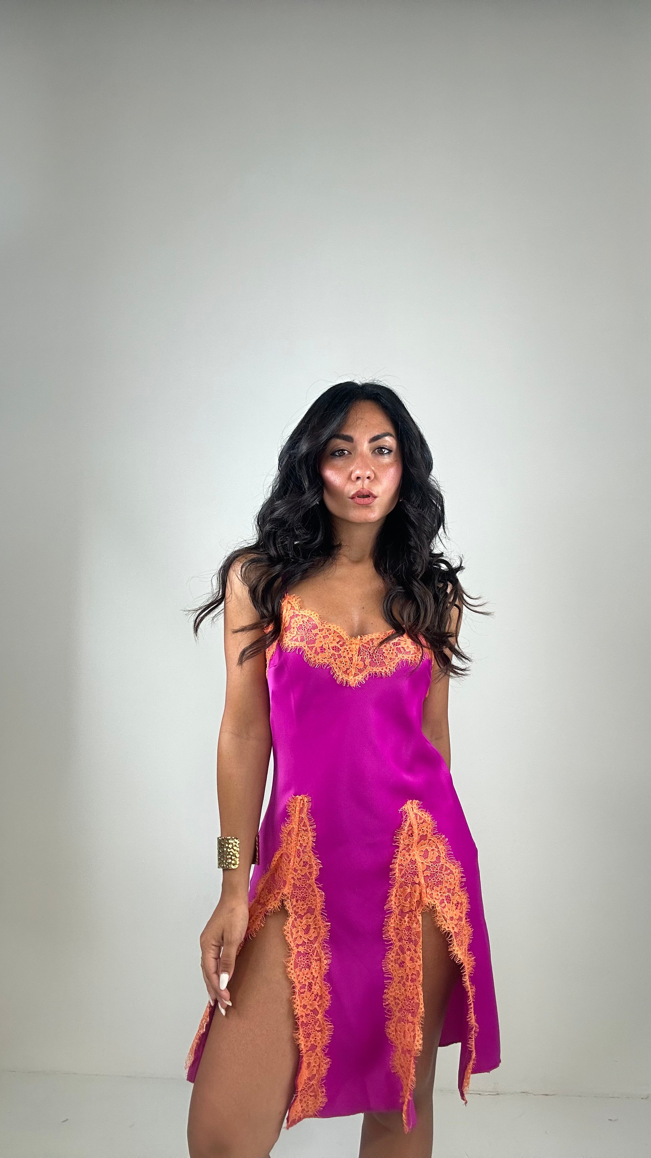 Abito SATIN CON SPACCHI IN PIZZO - MAGENTA
