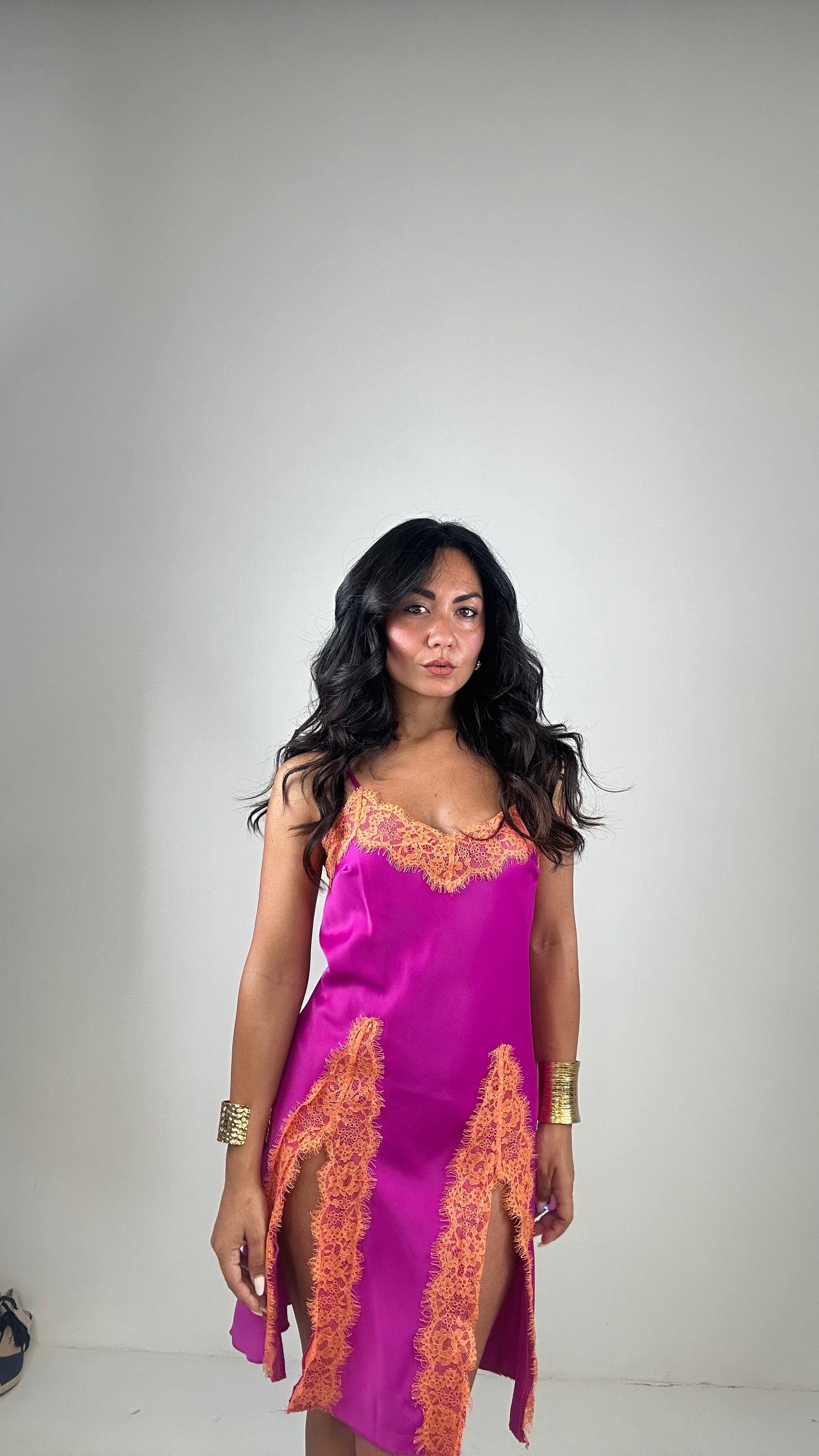 Abito SATIN CON SPACCHI IN PIZZO - MAGENTA