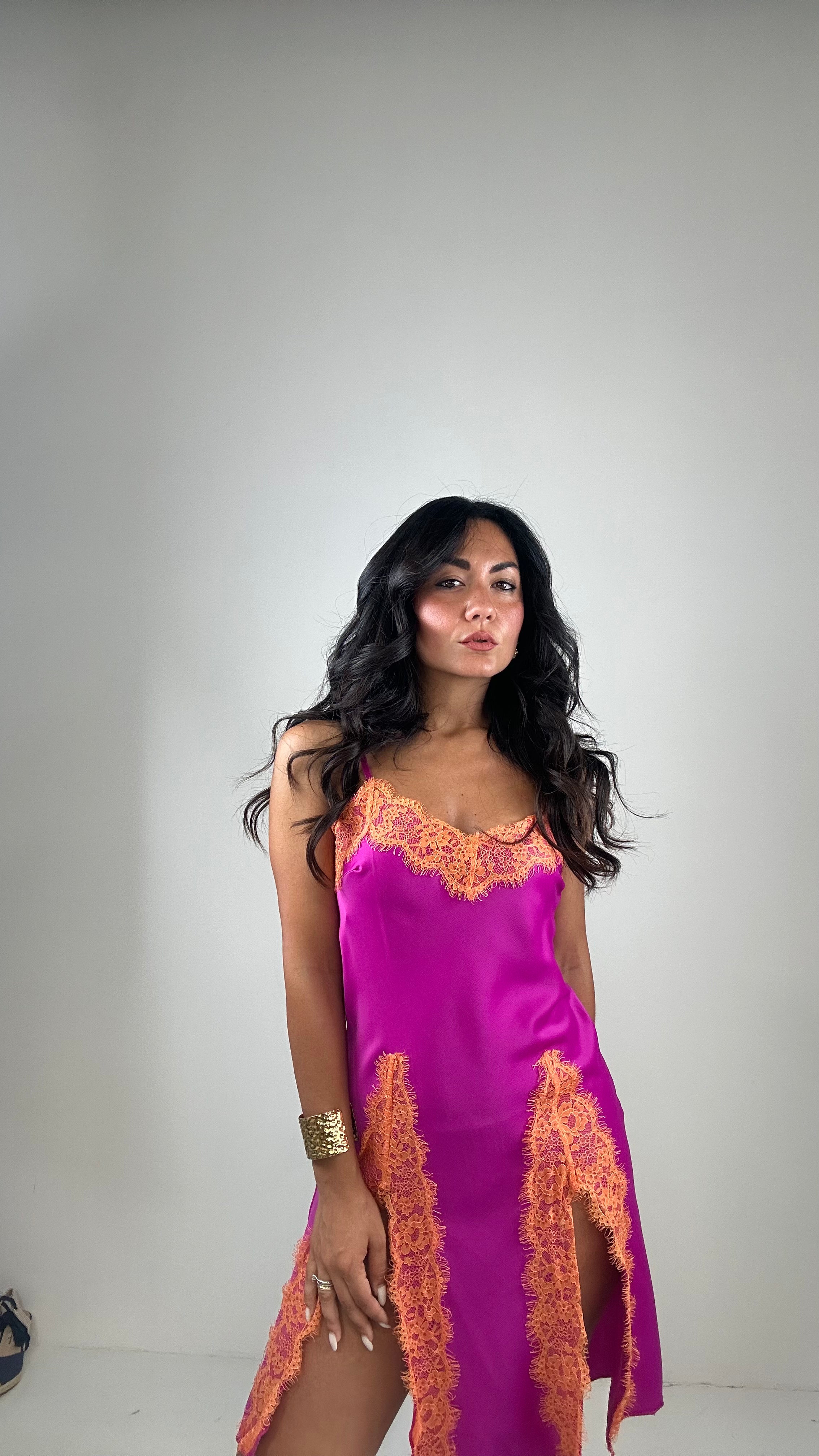 Abito SATIN CON SPACCHI IN PIZZO - MAGENTA