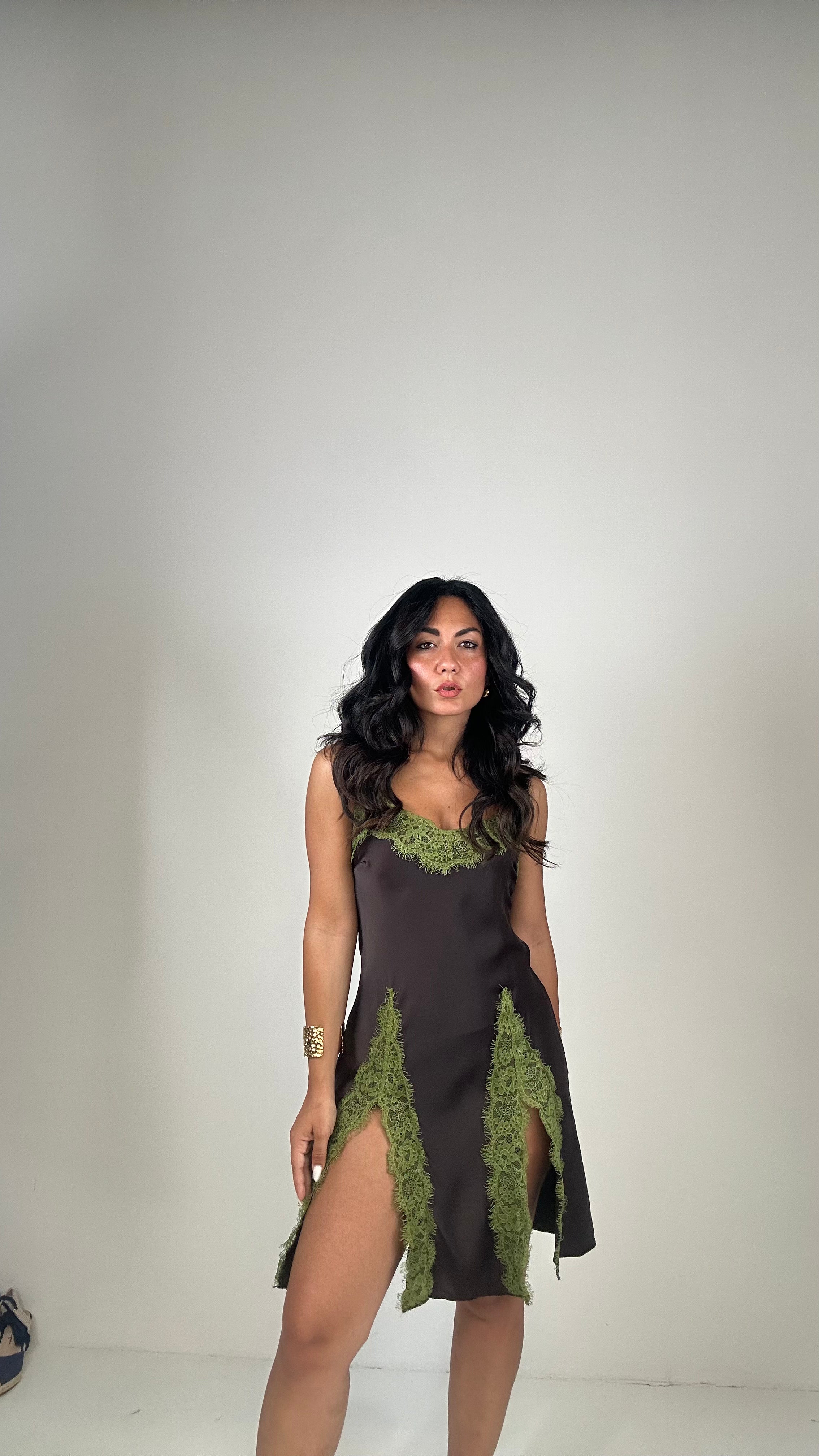 Abito SATIN CON SPACCHI IN PIZZO - MARRONE