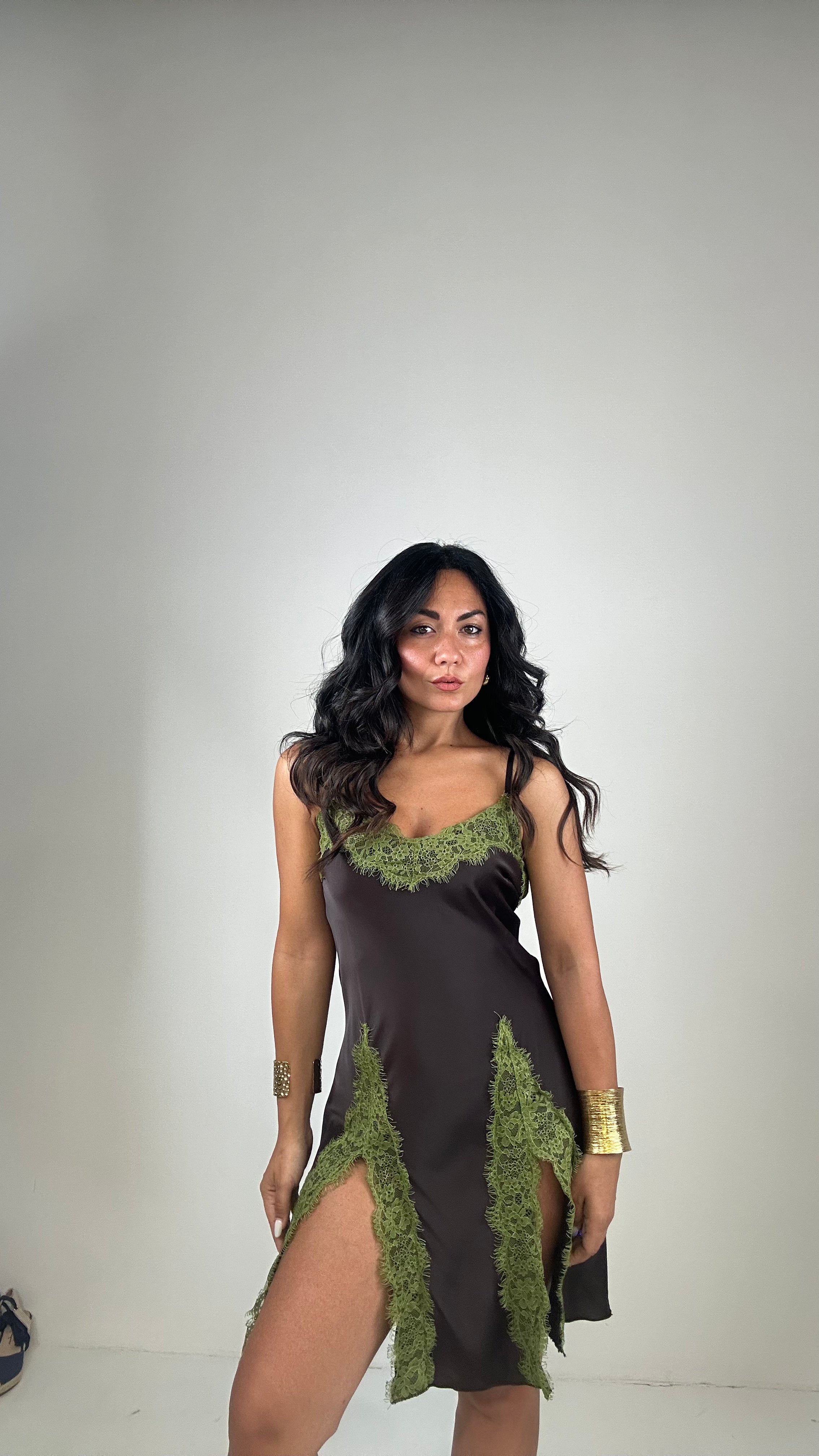 Abito SATIN CON SPACCHI IN PIZZO - MARRONE