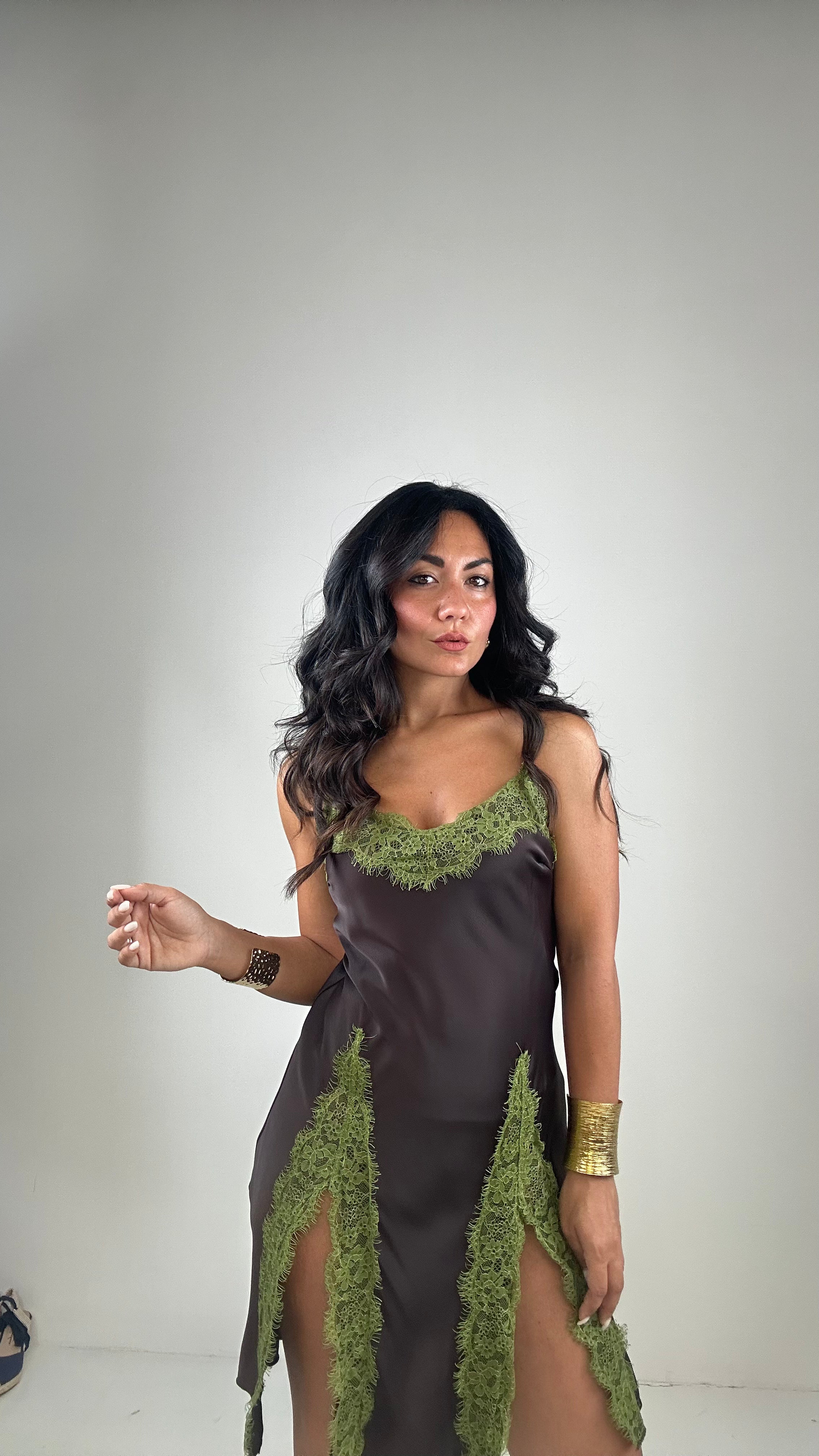Abito SATIN CON SPACCHI IN PIZZO - MARRONE