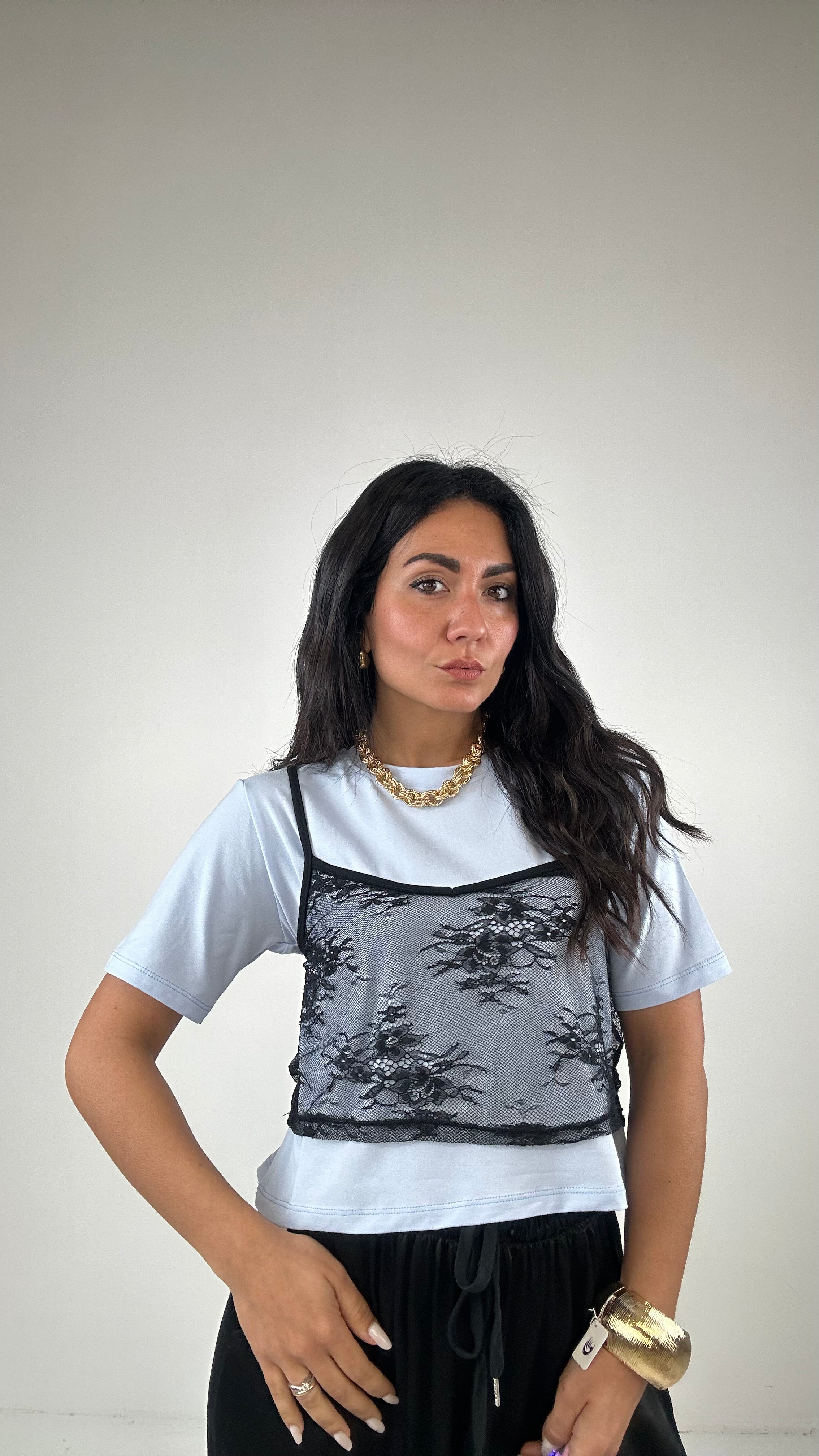 T-shirt CROP CON CANOTTA IN PIZZO - CELESTE