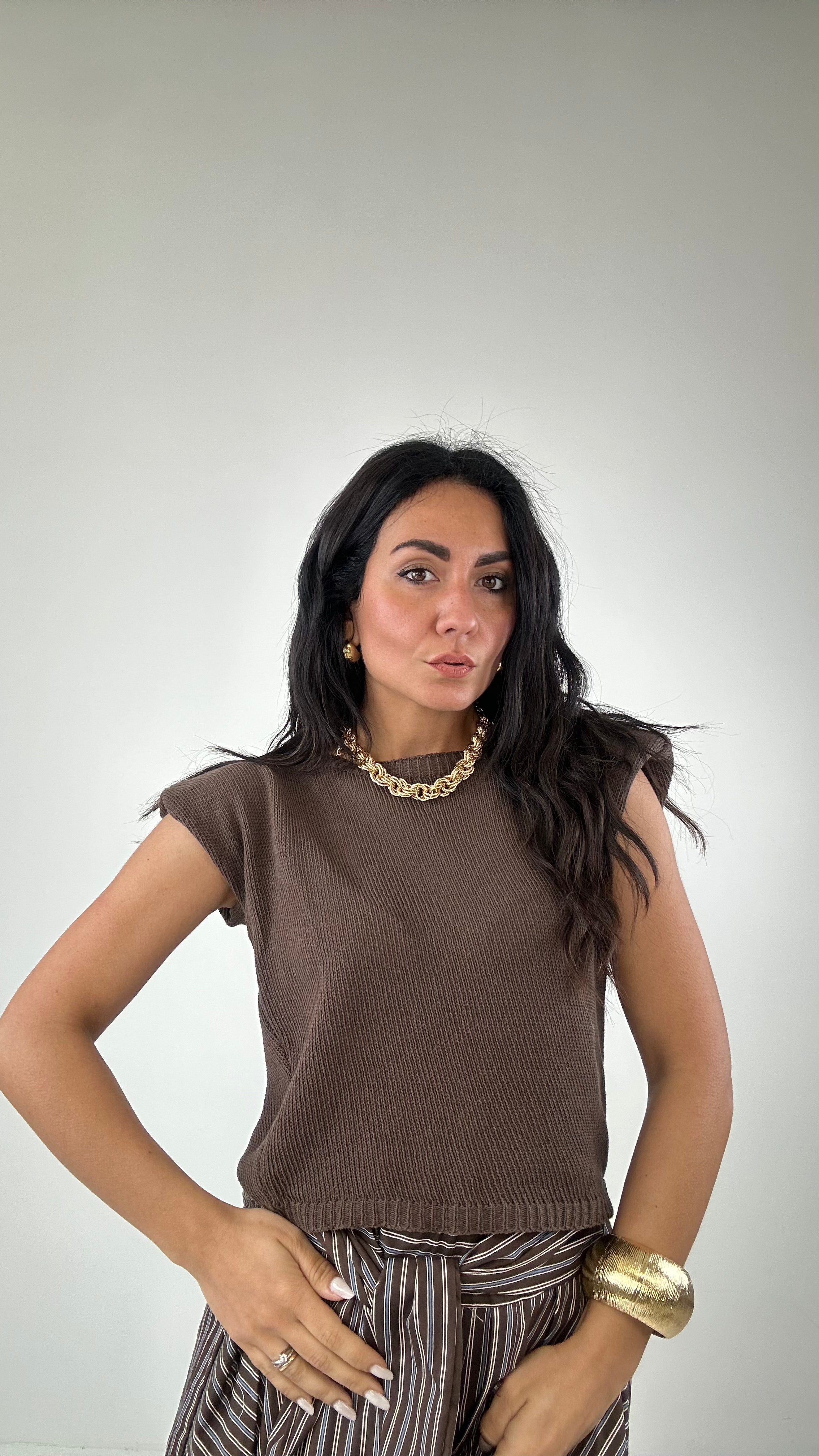 Maglia CROP IN FILO E SPALLINA - MARRONE