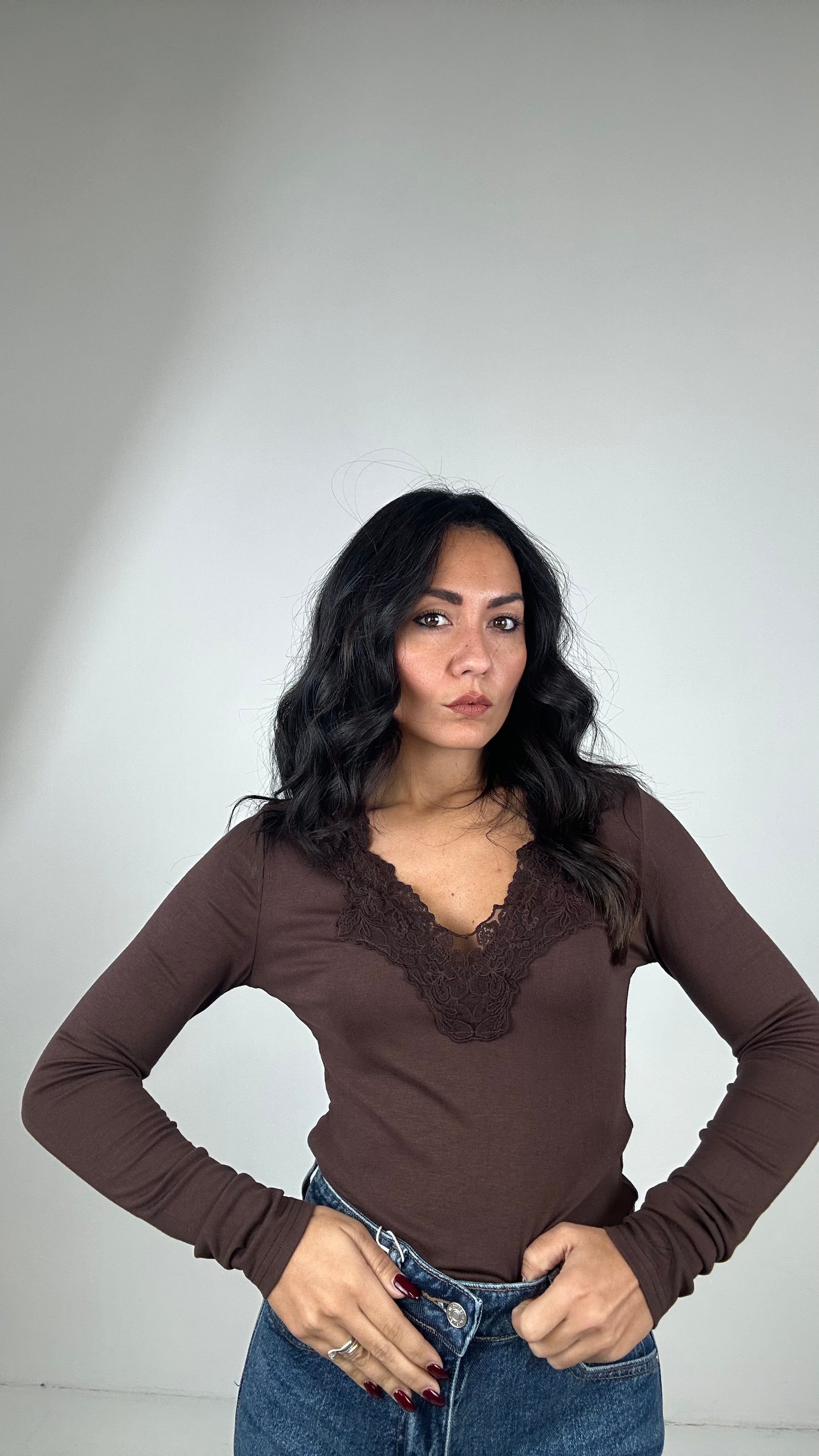 Maglia V CON PIZZO - MARRONE