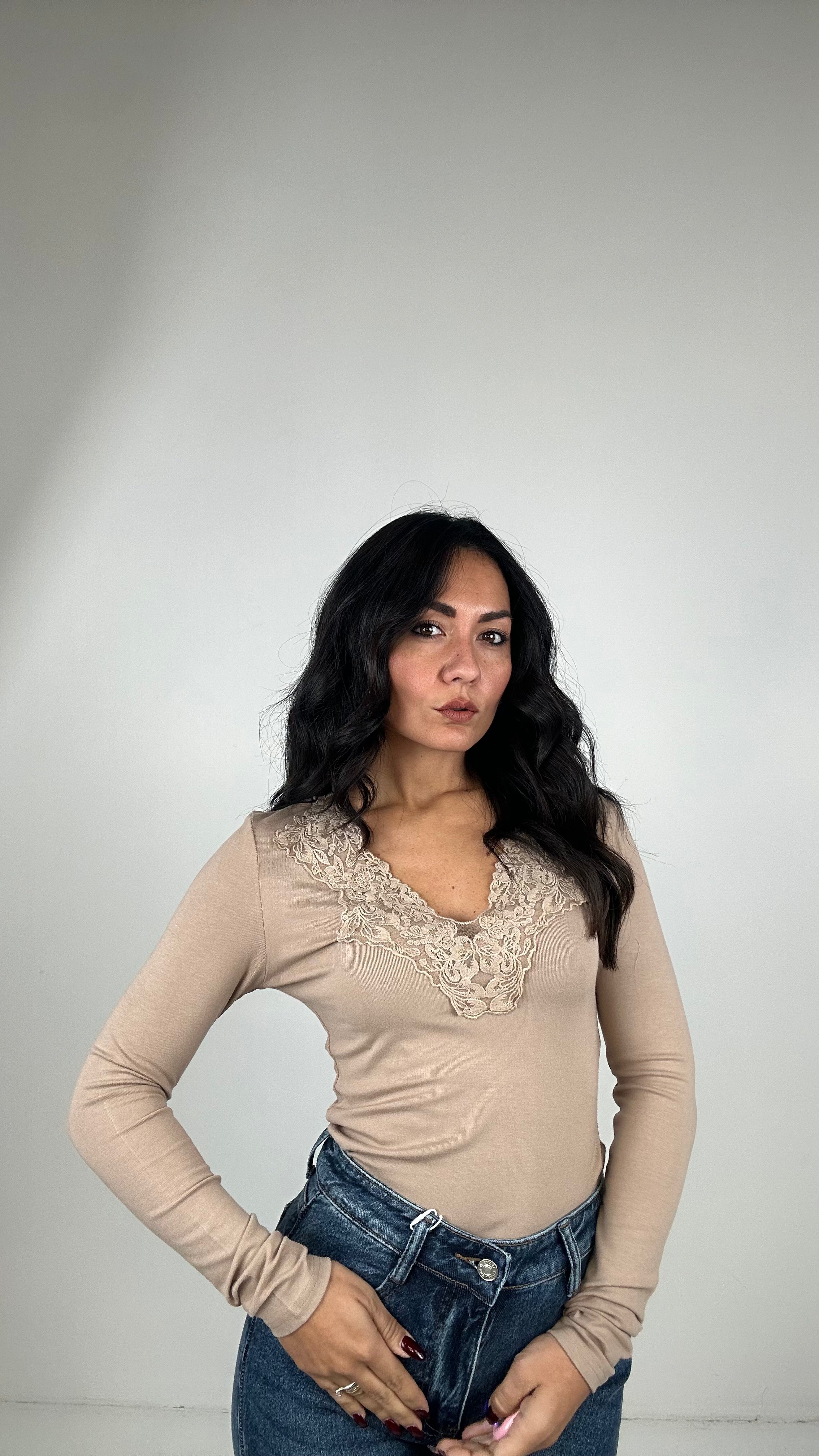Maglia V CON PIZZO - BEIGE