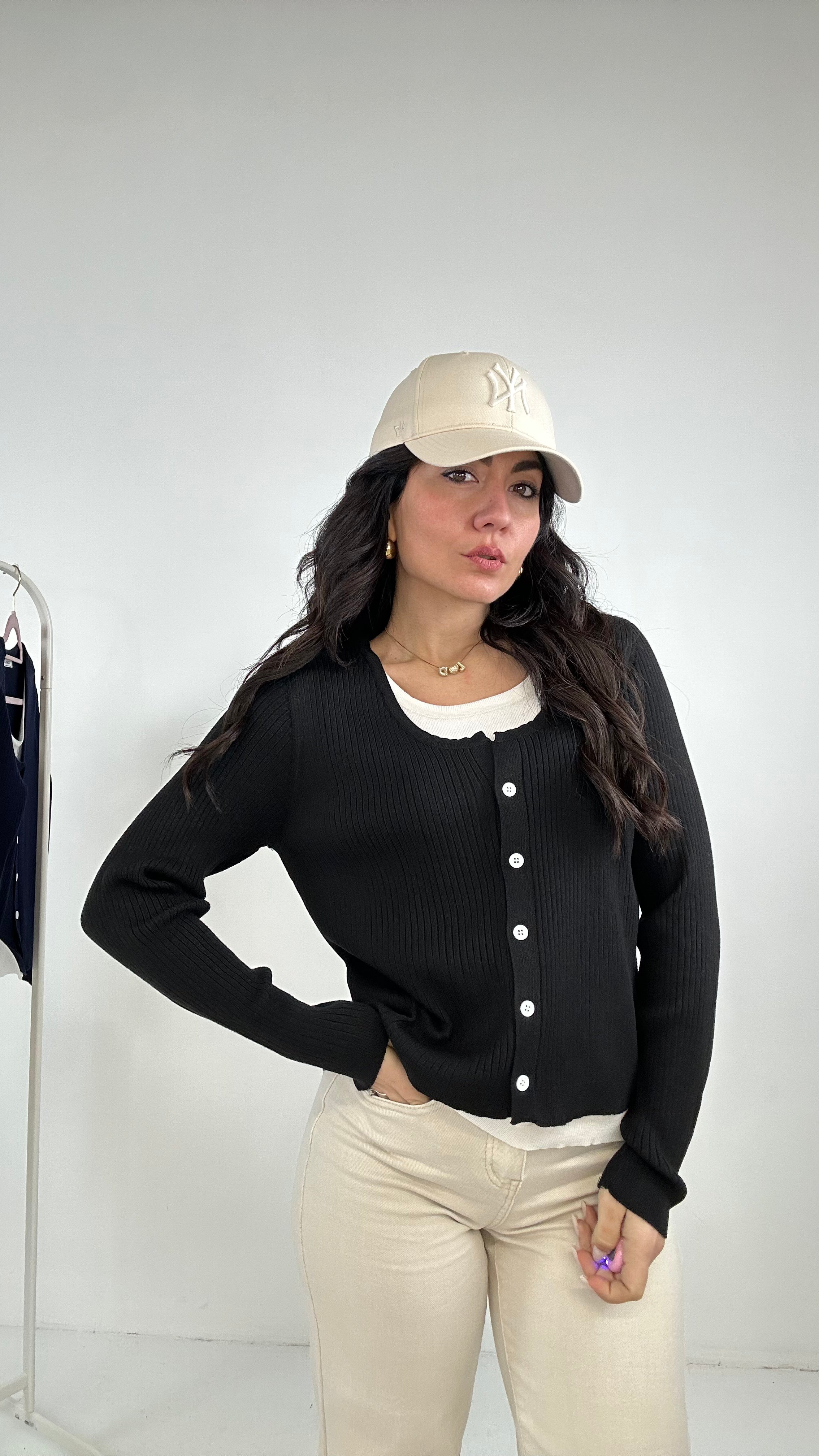 Pull FINTA CANOTTA E BOTTONCINI - NERO