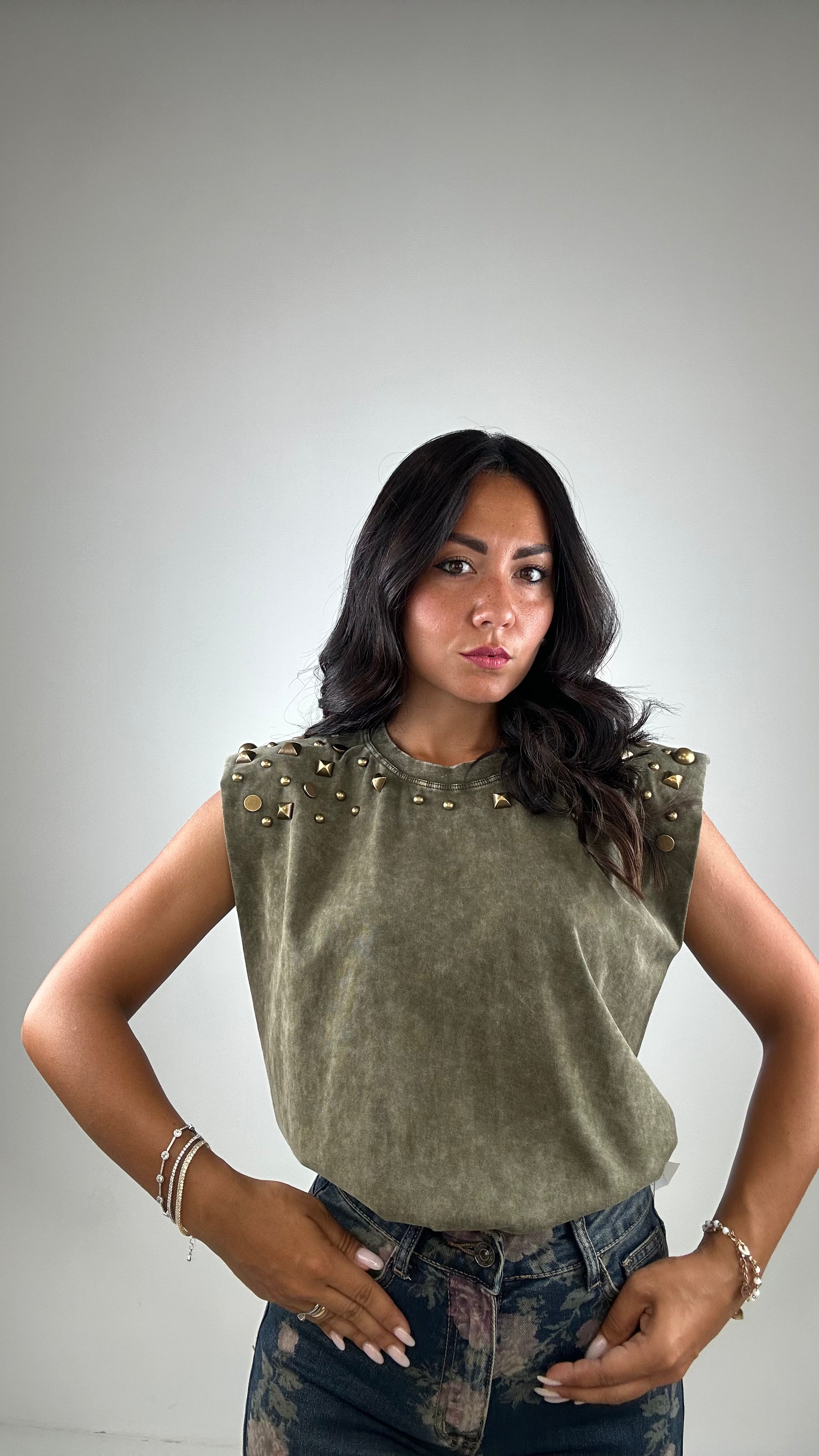 T-shirt CON BORCHIE SPALLINA - VERDE