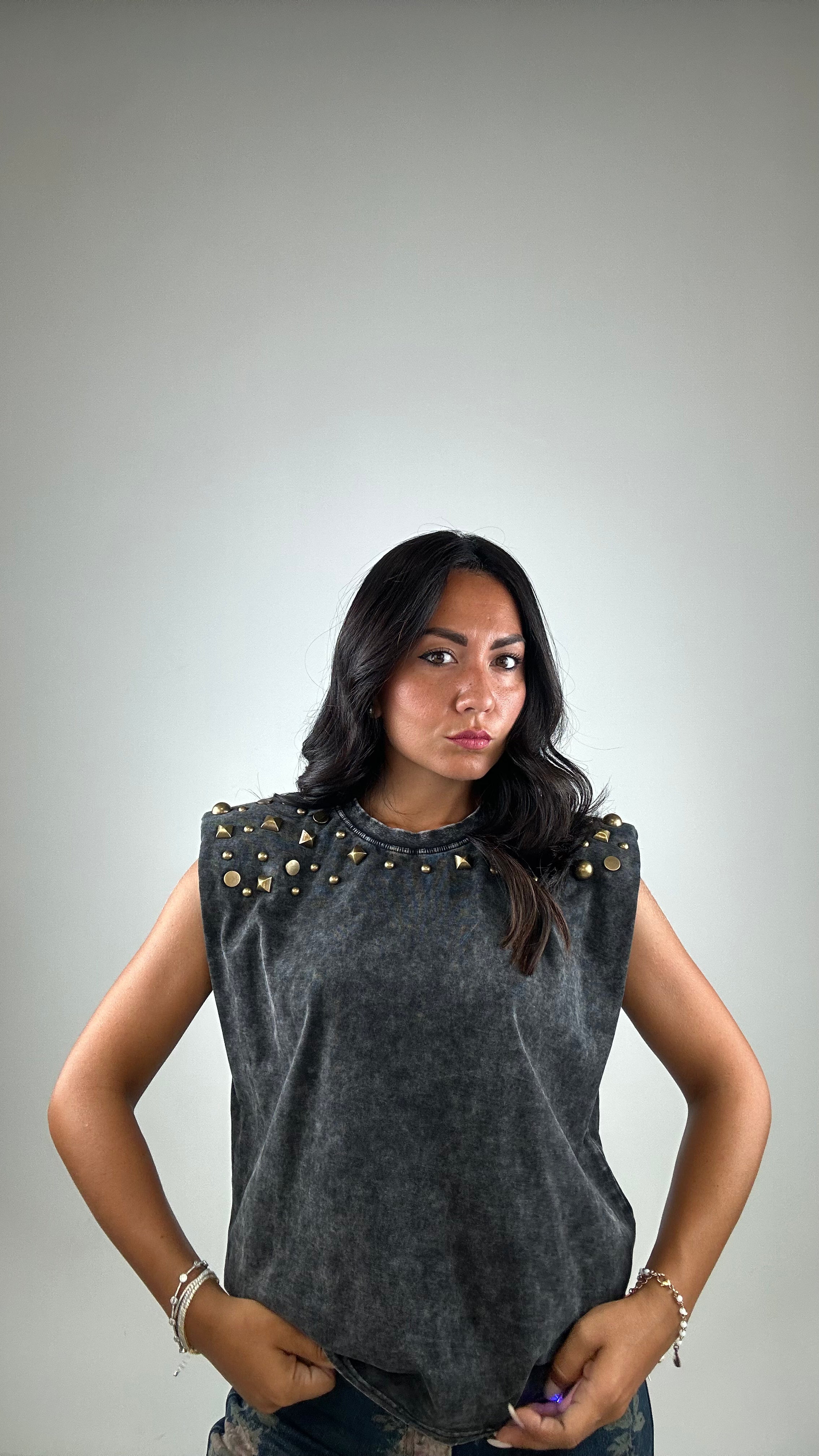 T-shirt CON BORCHIE SPALLINA - NERO