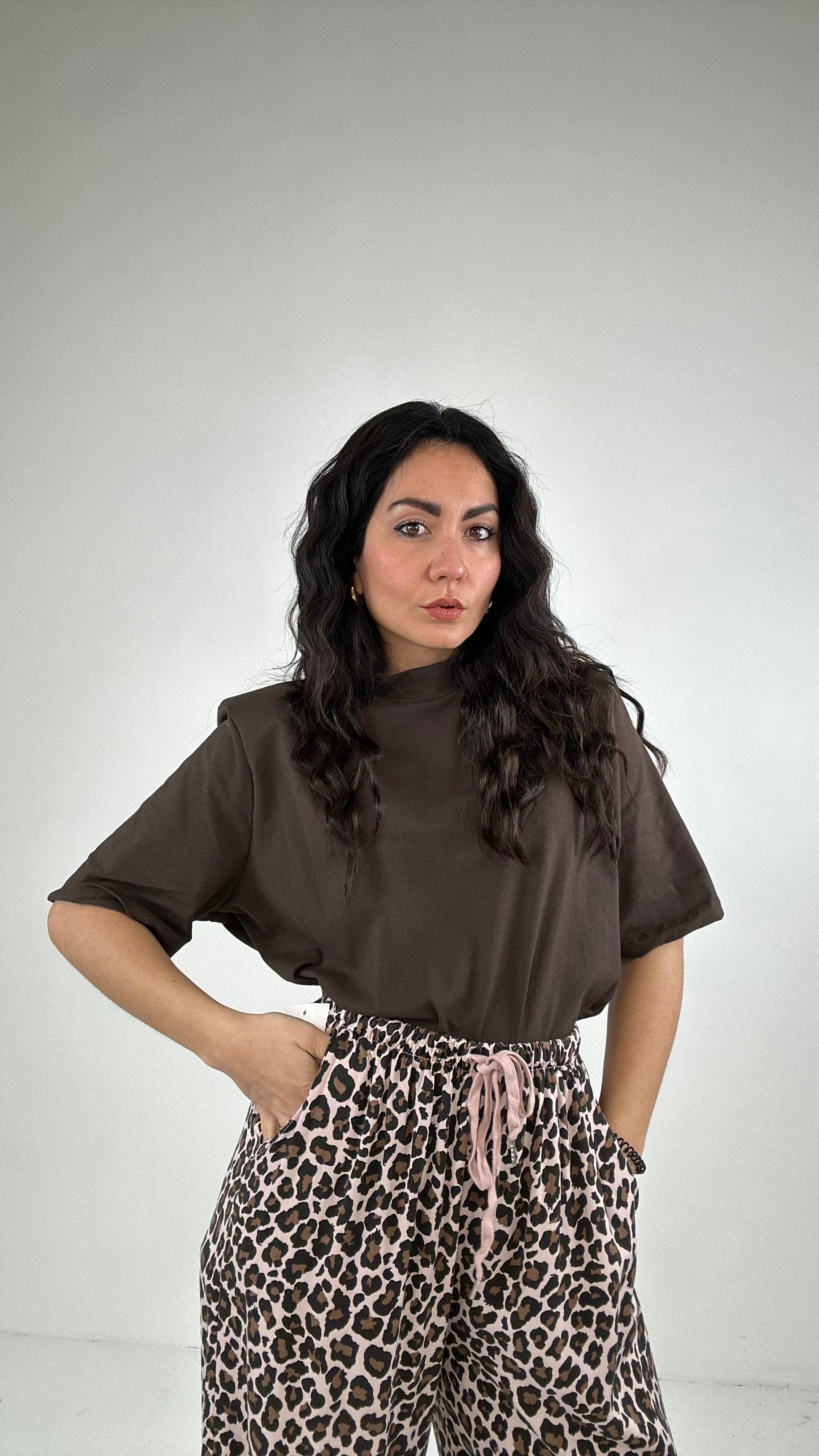 T-shirt SPALLINA E COLLO LOW - MARRONE